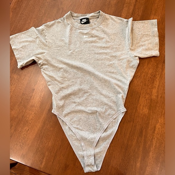 Nike Sportwear essential, Center Swoosh Short Sleeve bodysuit. Size XS - Picture 3 of 6